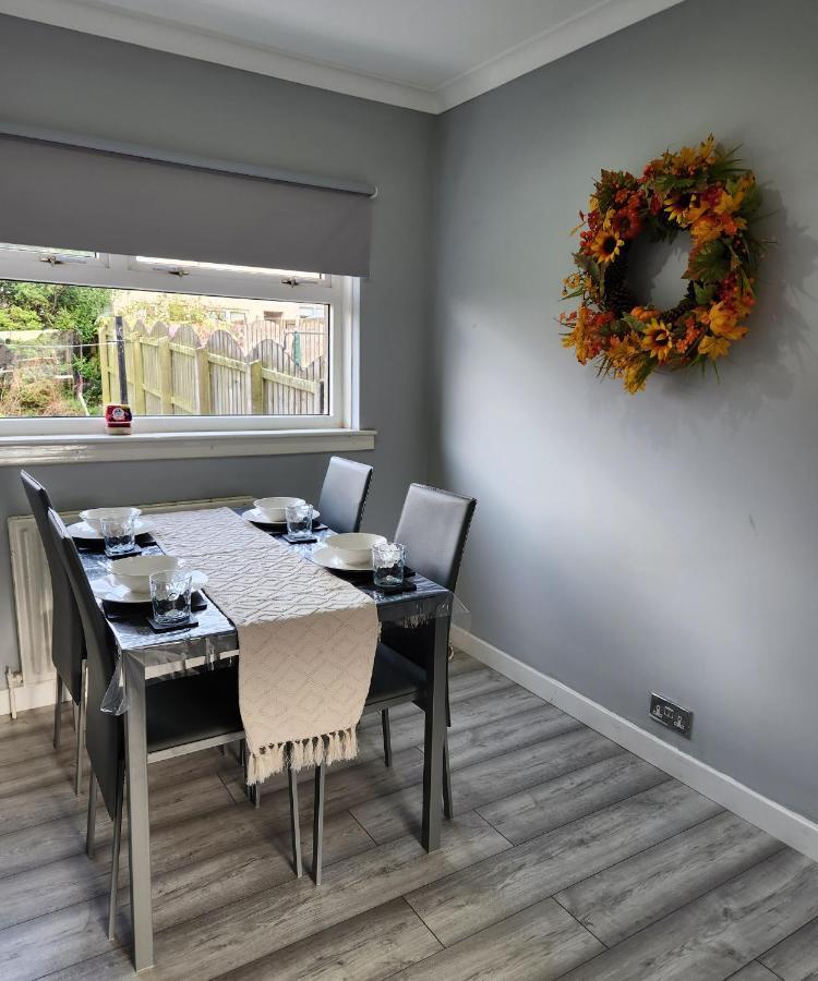 Stunning 3 Bedroom Fmhomes & Apartments Uddingston Esterno foto